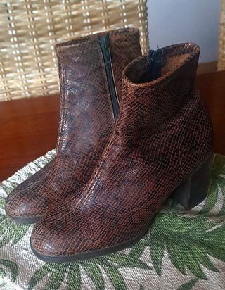 Botines símil piel serpiente n 38