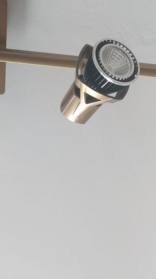 Barra bronce, focos móviles, led o bombillas