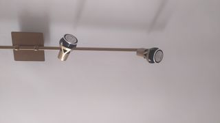 Barra bronce, focos móviles, led o bombillas