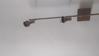 Barra bronce, focos móviles, led o bombillas