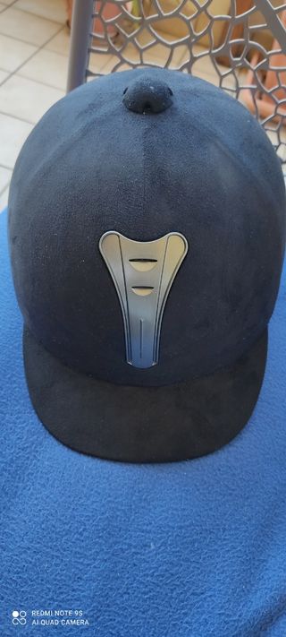 casco e stivali da equitazione 