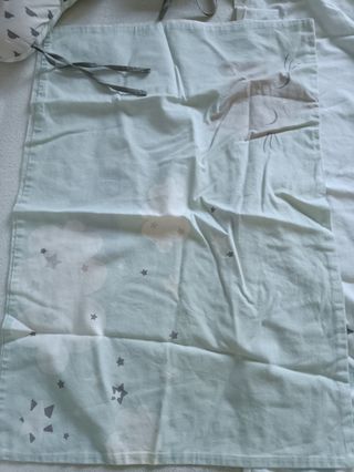 Chichonera, colcha y sabana bajera  de cuna