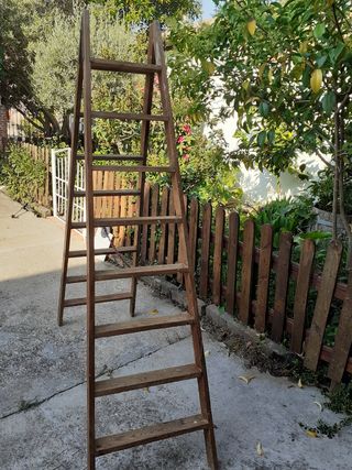Escalera de tijera antigua de madera
