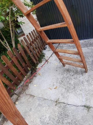 Escalera de tijera antigua de madera