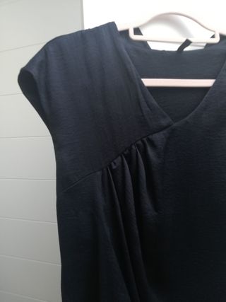 Blusa negra muy favorecedora