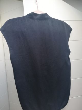 Blusa negra muy favorecedora