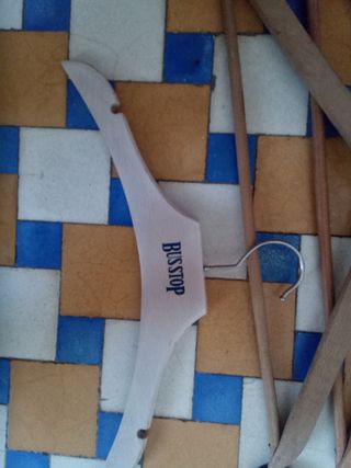 10 perchas de madera de pino