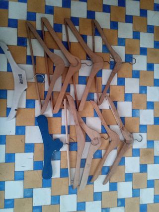 10 perchas de madera de pino