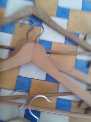 10 perchas de madera de pino