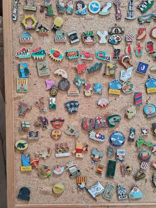 Pins retro màs de 220 pins