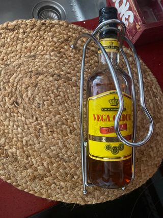 Deja tu mesa  vestida con este botellero