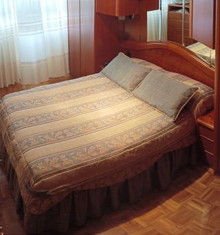 Edredón cama de 135cm tonos beige, verde y marrón.
