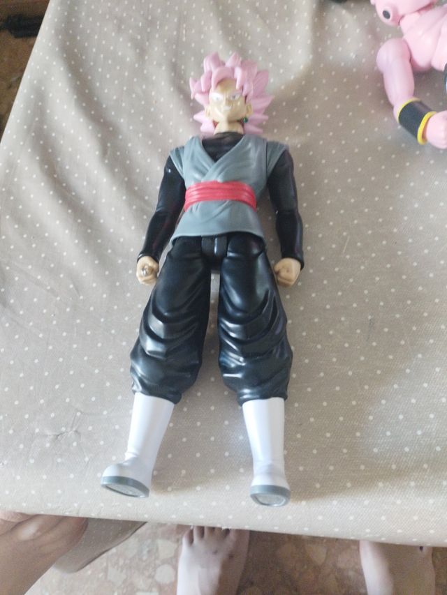 muñeco goku black en buen estado