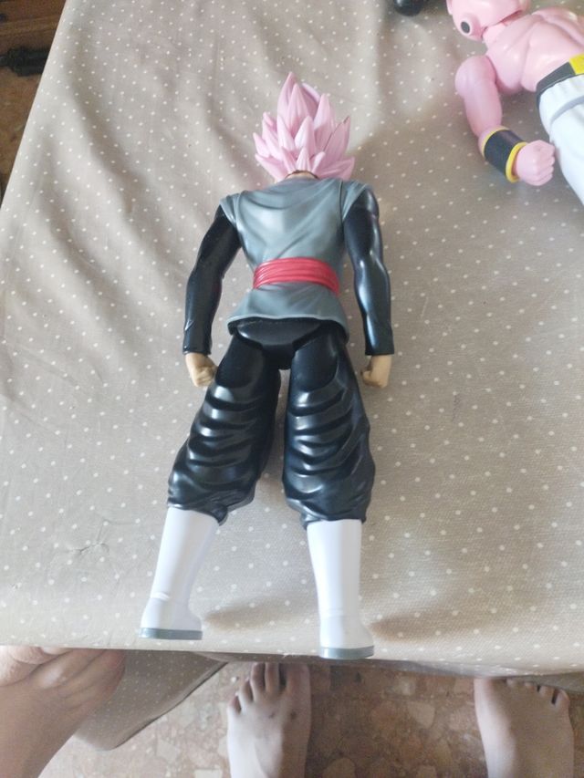 muñeco goku black en buen estado