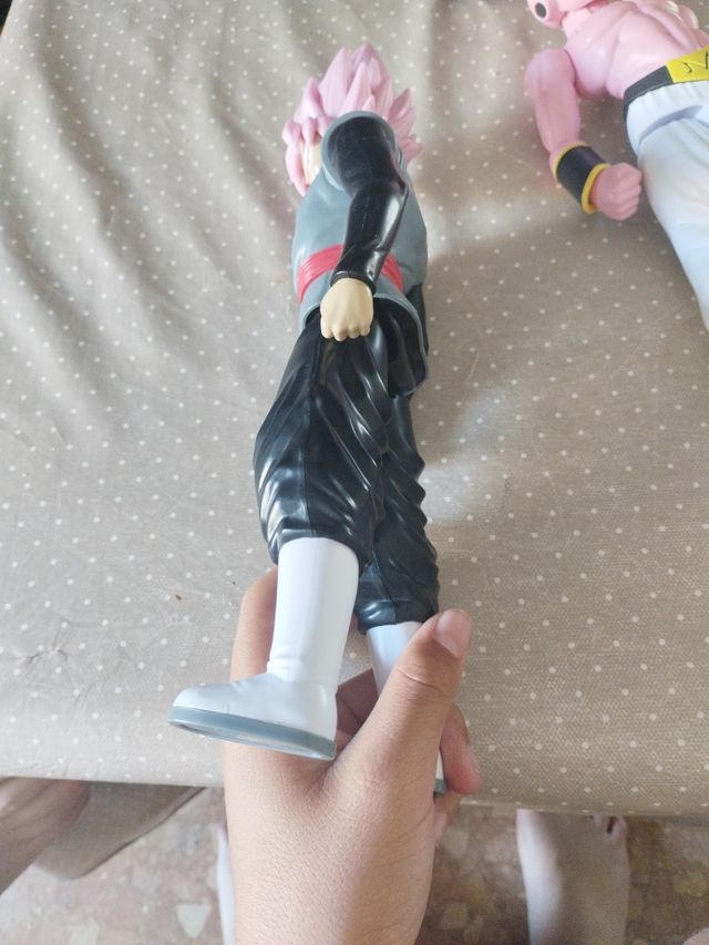 muñeco goku black en buen estado