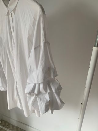 Camisa blanca de Zara.