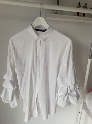 Camisa blanca de Zara.
