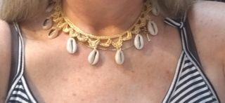 collar gargantilla ganchillo. seda en dorado