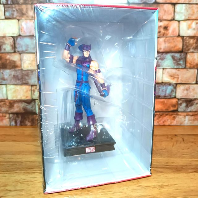 Action figure Occhio di Falco con poster e storia 