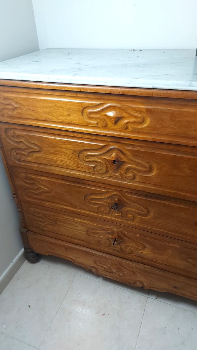 Elegante cómoda Isabelina.