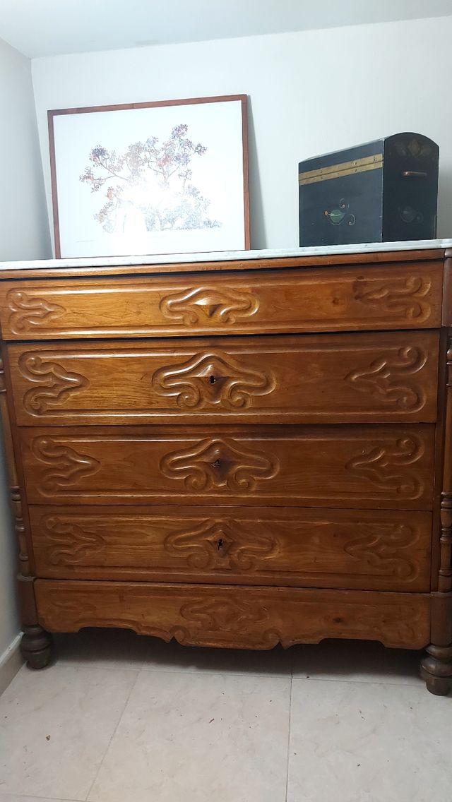 Elegante cómoda Isabelina.