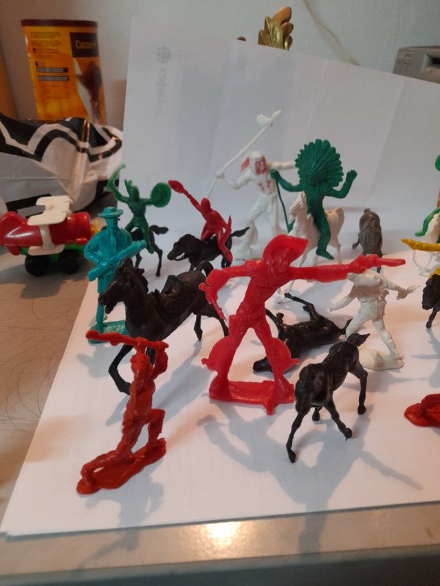 muñecos caballos indios y vaqueros