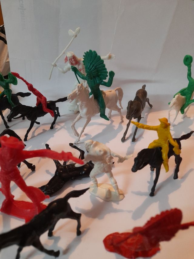 muñecos caballos indios y vaqueros