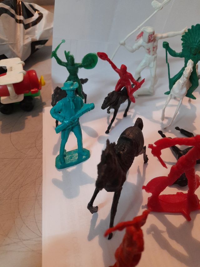 muñecos caballos indios y vaqueros