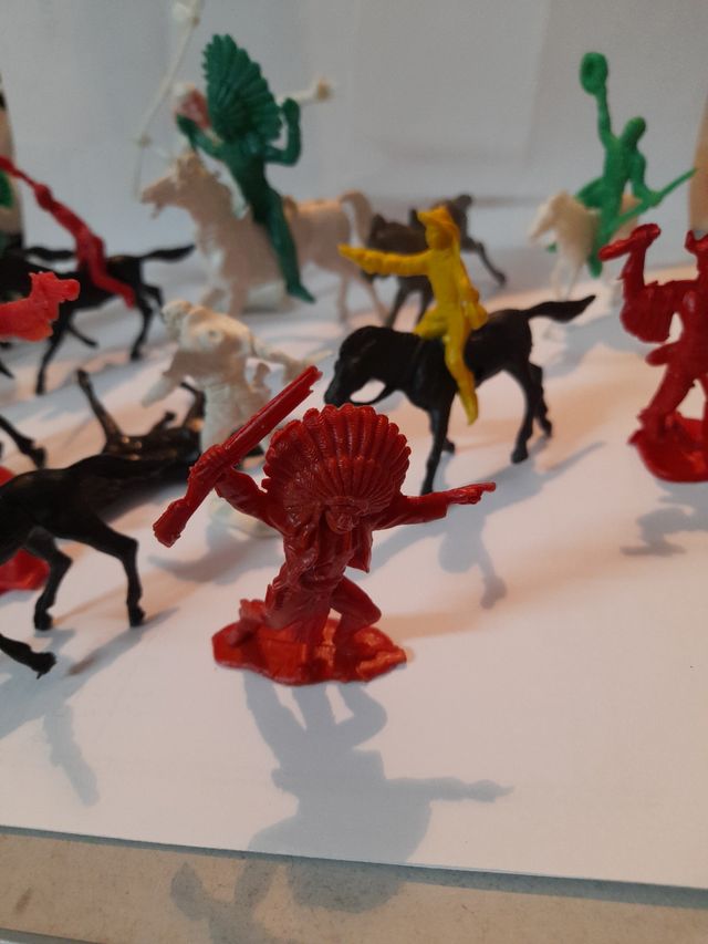 muñecos caballos indios y vaqueros