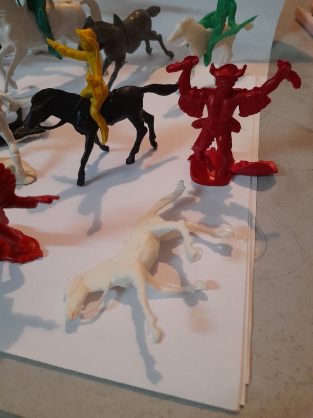 muñecos caballos indios y vaqueros
