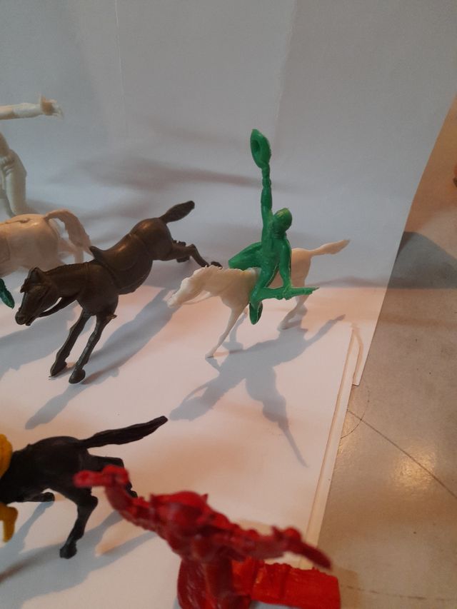 muñecos caballos indios y vaqueros