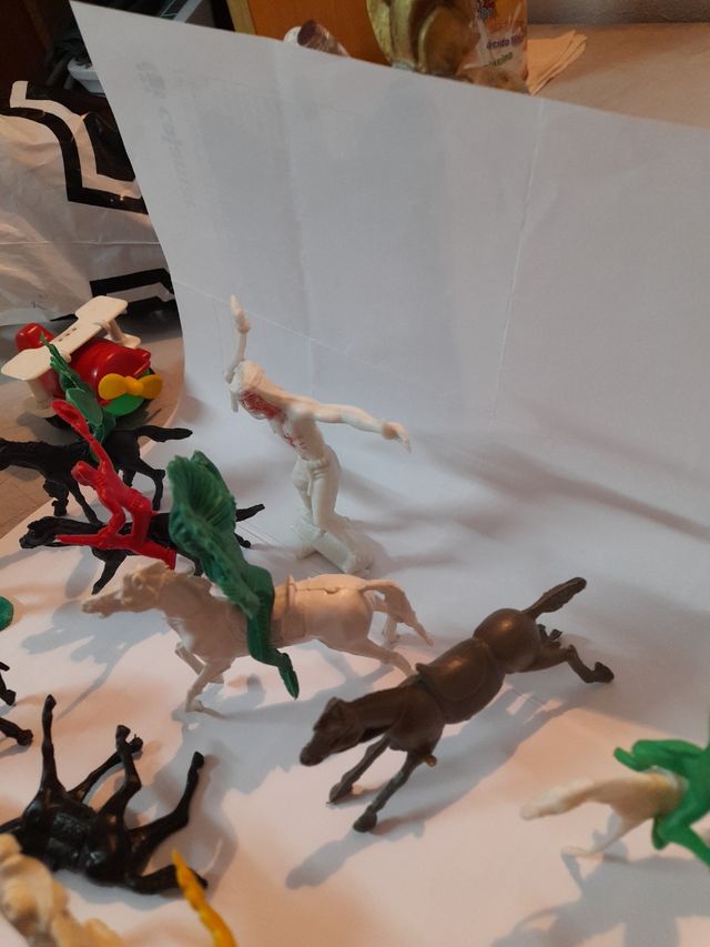 muñecos caballos indios y vaqueros