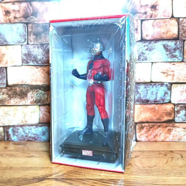 Action figure Ant-Man con poster e storia 