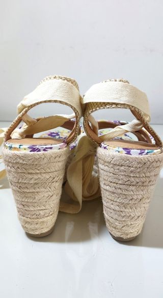 Cuñas de esparto atadas sandalias flores. Nuevas