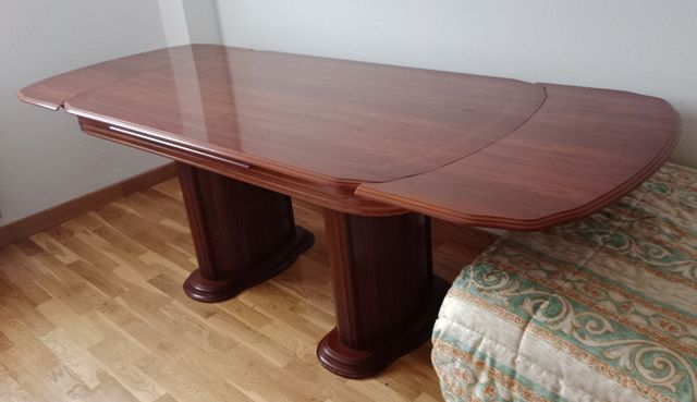Mesa grande de salón, extensible con 6 sillas.