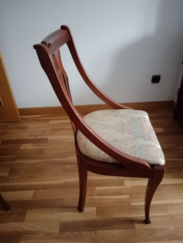 Mesa grande de salón, extensible con 6 sillas.