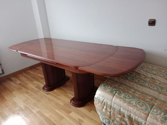 Mesa grande de salón, extensible con 6 sillas.