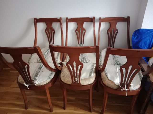 Mesa grande de salón, extensible con 6 sillas.