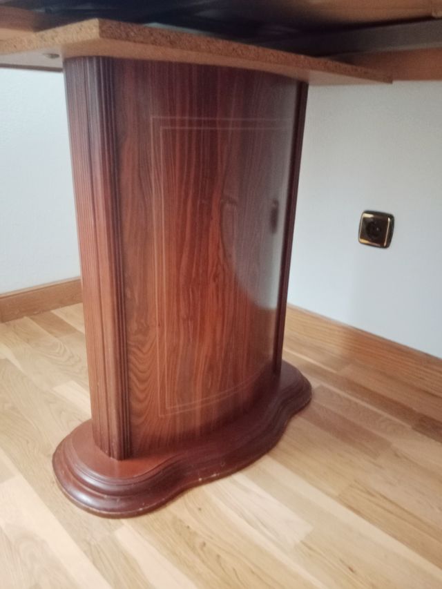 Mesa grande de salón, extensible con 6 sillas.