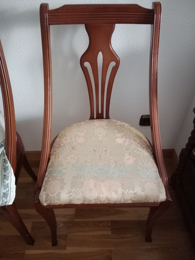 Mesa grande de salón, extensible con 6 sillas.