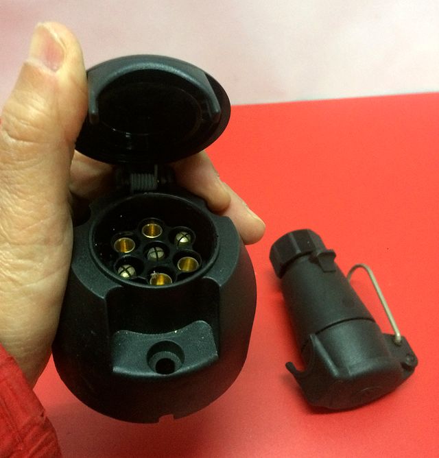 Cable y Enchufes Caravana y Barco