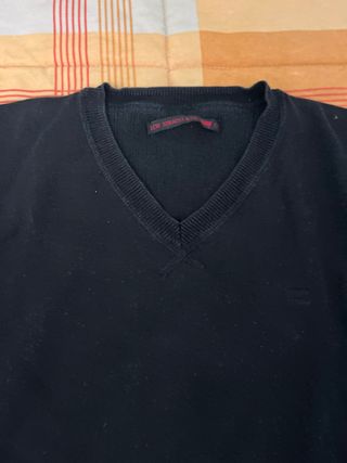 Jersey Levis Cuello Pico Negro. Vale para talla M/