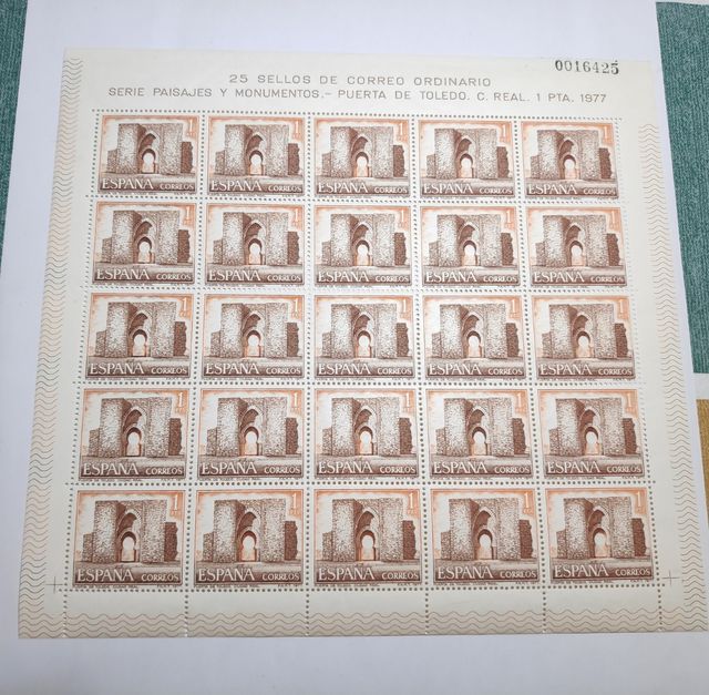 HOJA DE 25 SELLOS. 1977. PUERTA DE TOLEDO