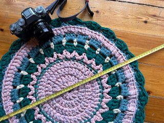 Alfombra de trapillo redonda.