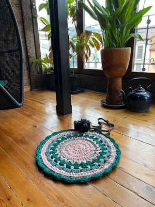 Alfombra de trapillo redonda.