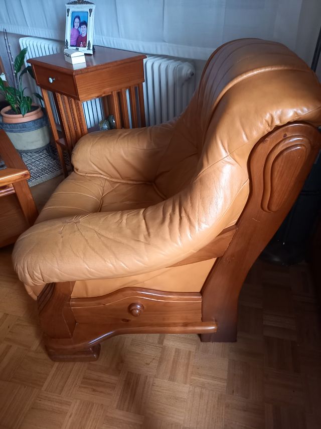 Sofá de piel con armazón de madera maziza