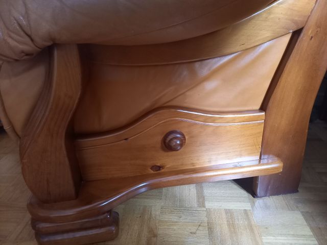 Sofá de piel con armazón de madera maziza