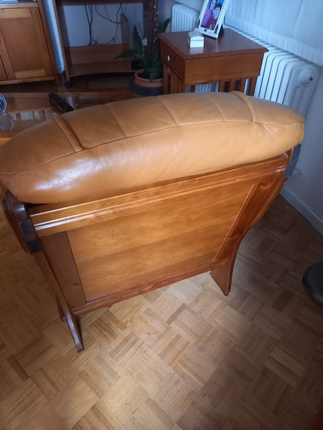 Sofá de piel con armazón de madera maziza