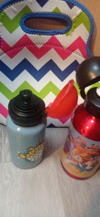 Bolsa térmica y botellas para el agua