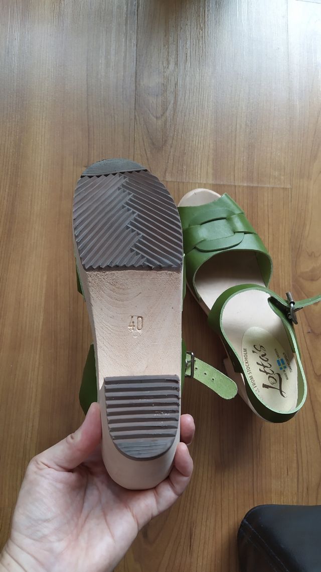 Sandalias suecas verdes de madera Lotta